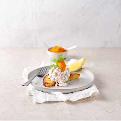 skagenröra på toastbröd med löjrom, dill och citrinklyfta