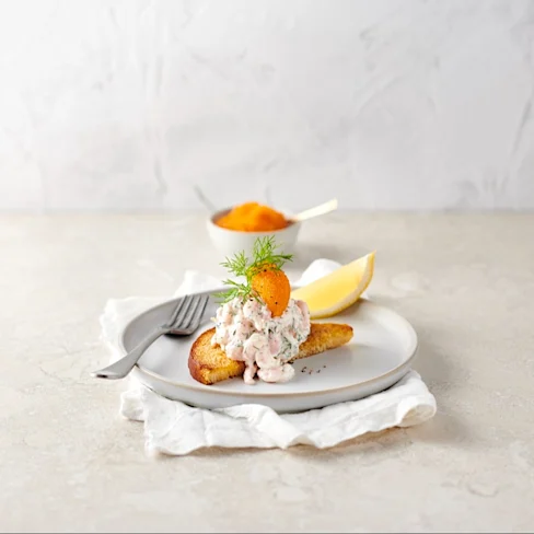 skagenröra på toastbröd med löjrom, dill och citrinklyfta