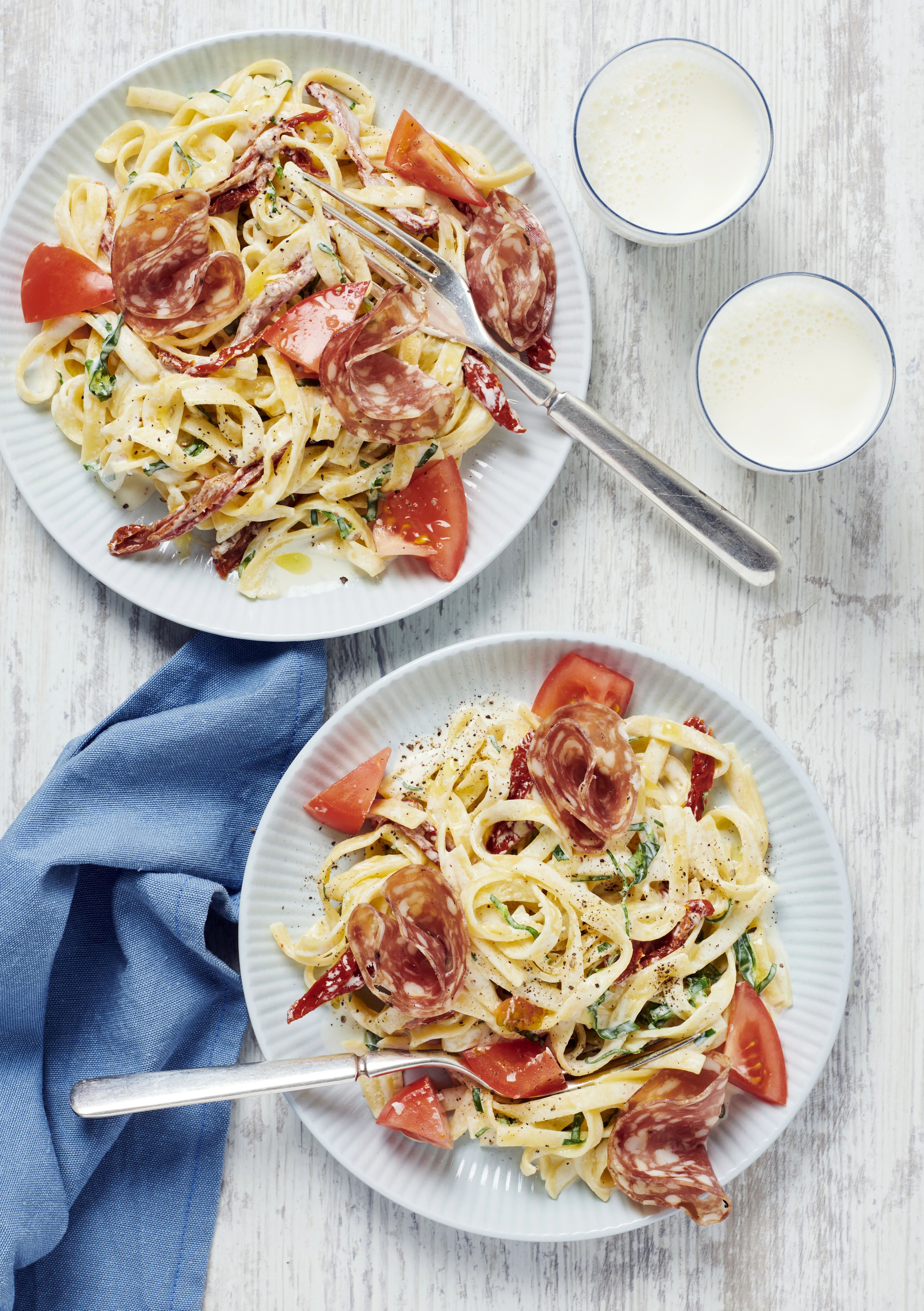 Tagliatelle med basilikasås och salami