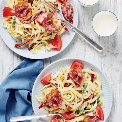 Tagliatelle med basilikasås och salami