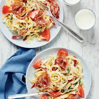 Tagliatelle med basilikasås och salami