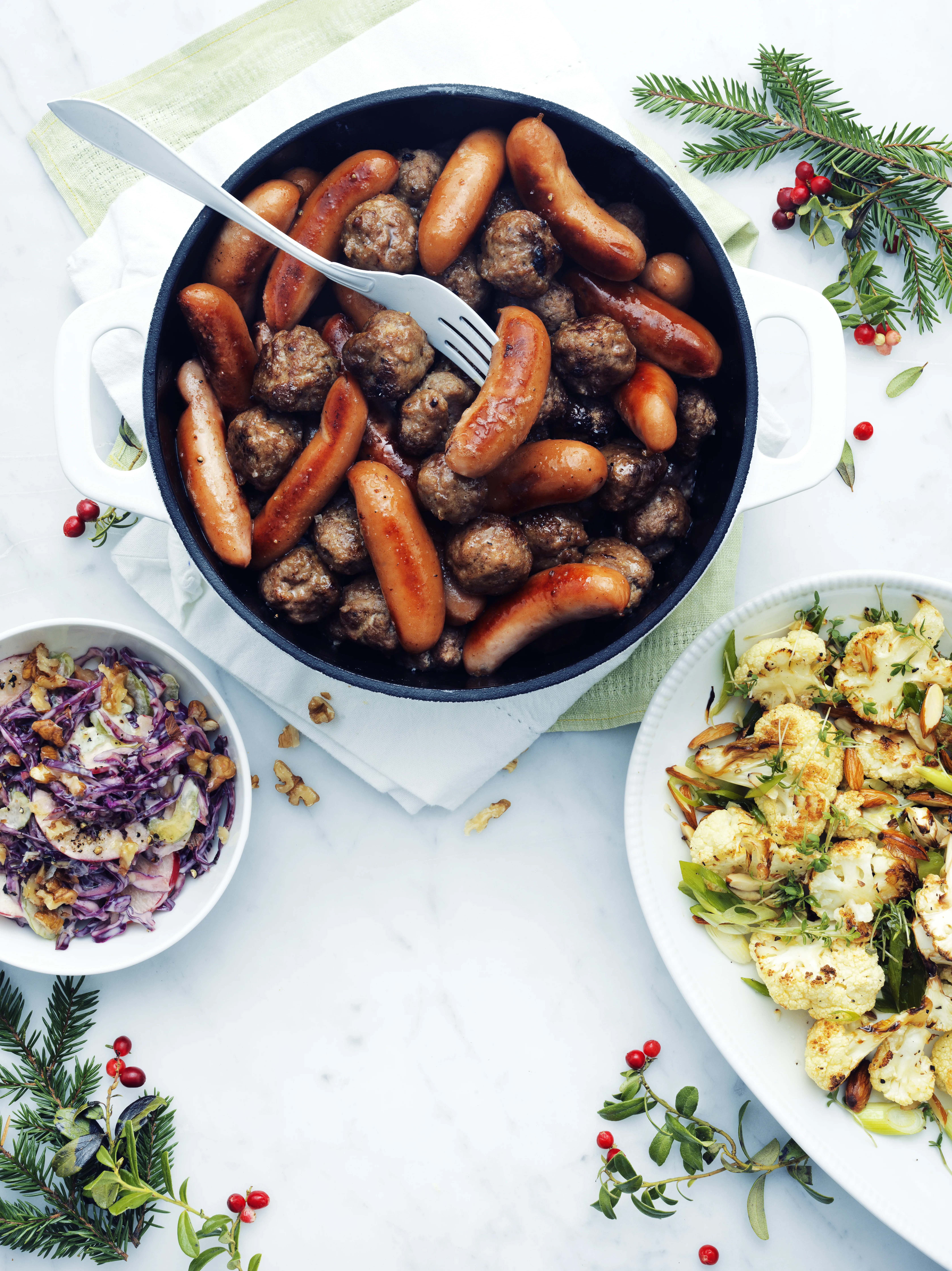 köttbullar, prinskorv och rödkålssallad.