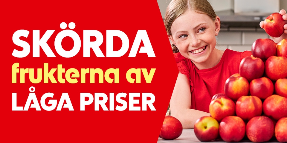 SKÖRDA frukterna av LÅGA PRISER. Ett barn i röd tröja sitter vid ett bord med en hög av nektariner eller persikor.   Fråga  Förklara