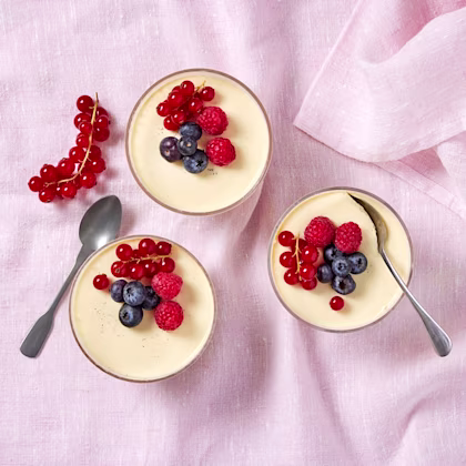 tre glas med pannacotta och färska bär
