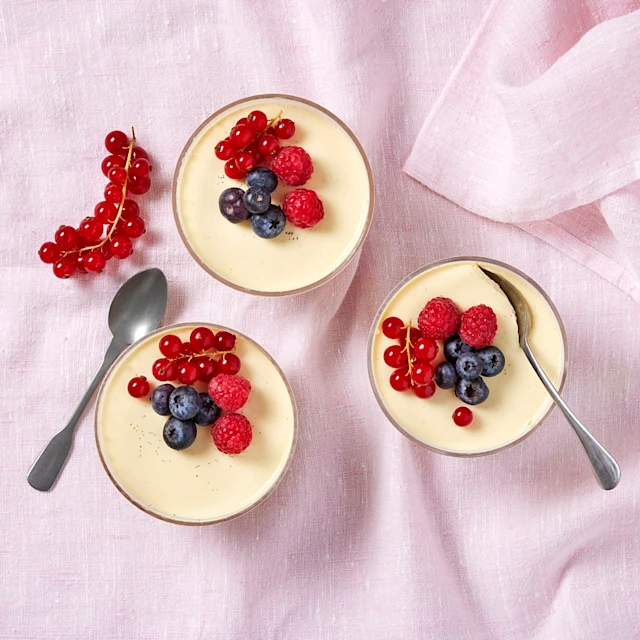 tre glas med pannacotta och färska bär