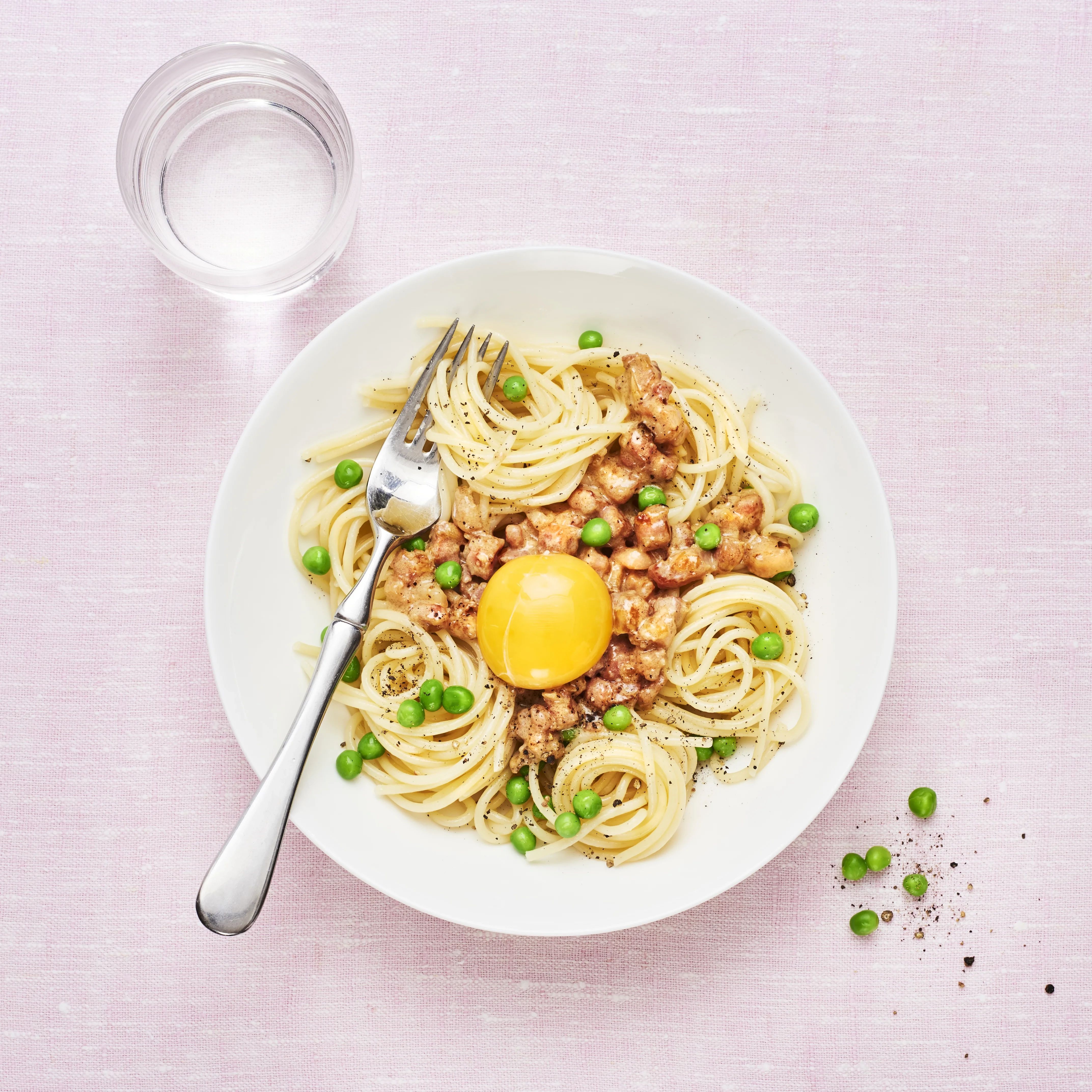 Gräddig pasta med pancetta och ärtor