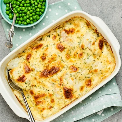 dillbakad fisk med gröna ärtor