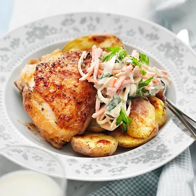 Kyckling med coleslaw och rostad potatis