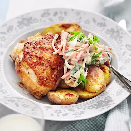 Kyckling med coleslaw och rostad potatis