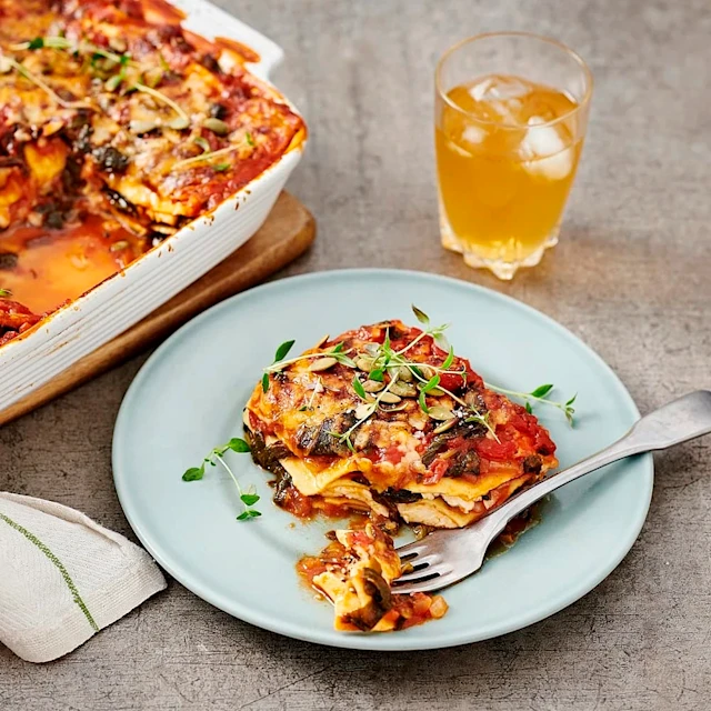 Lasagne med halloumi, spenat och pumpakärnor
