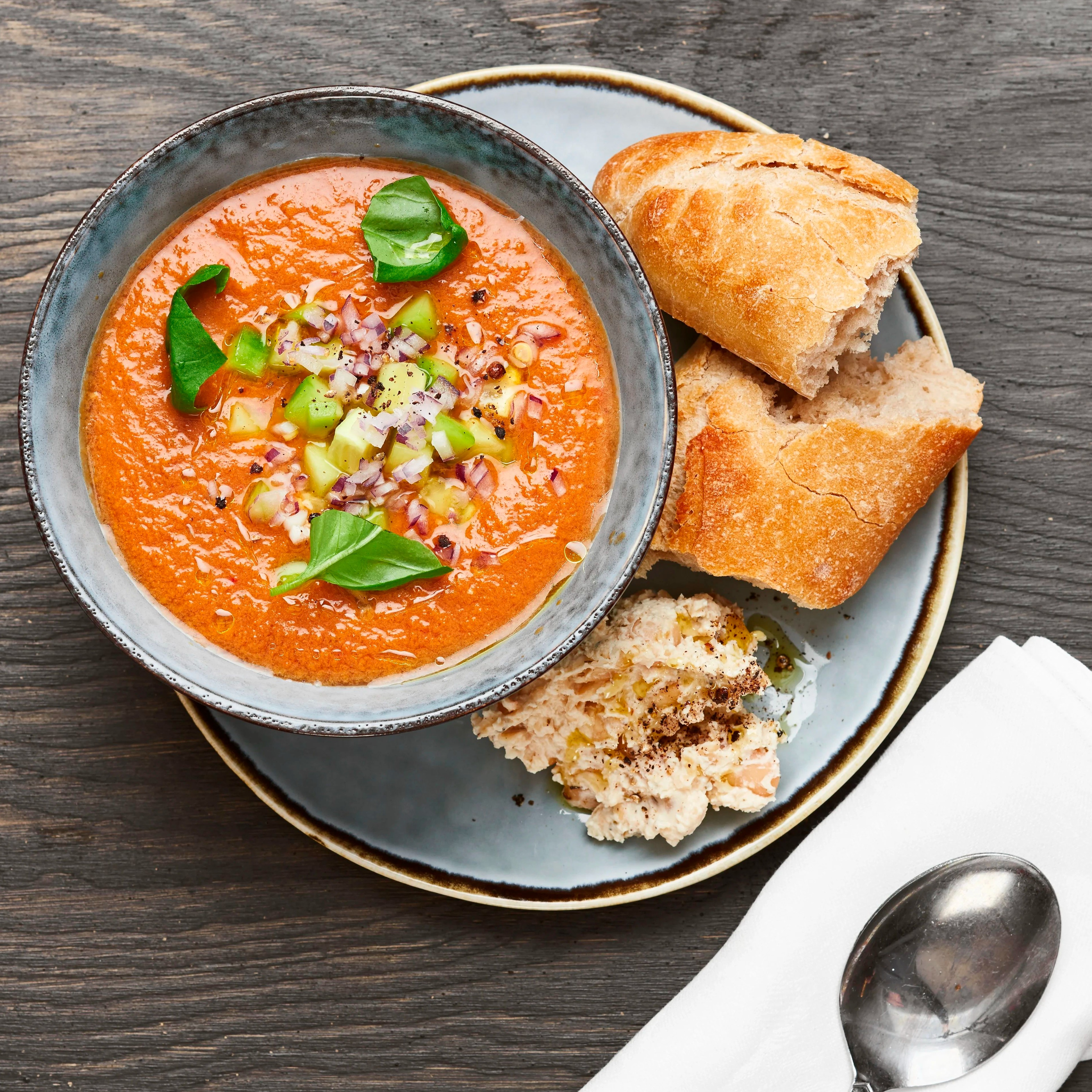 Gazpacho med baguette och bönspread