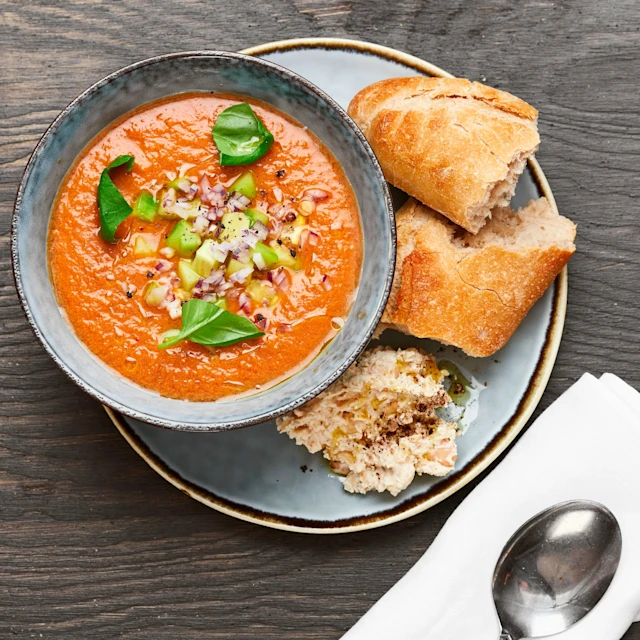 Gazpacho med baguette och bönspread