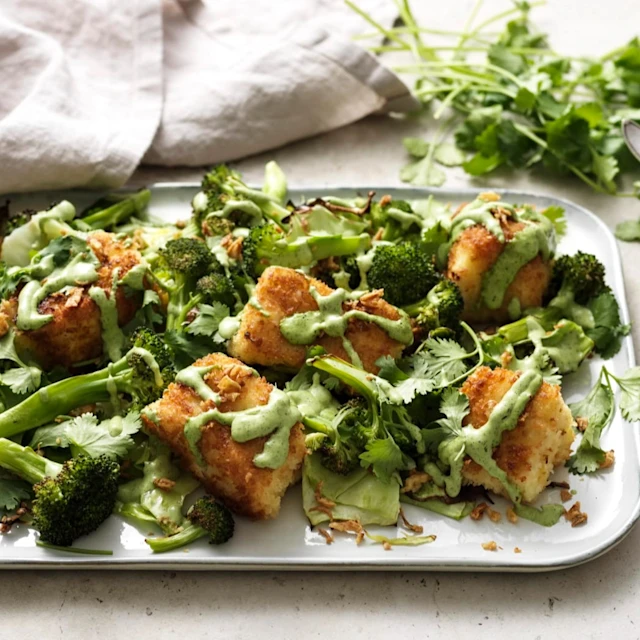Panerad fisk med rostade grönsaker och koriandermajonnäs