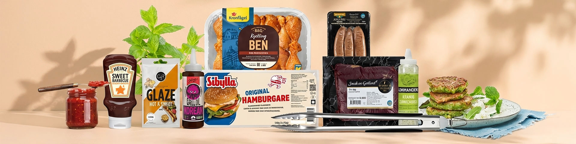 Olika grillprodukter och tillbehör uppställda, bland annat Heinz Sweet Barbecue-sås, glaze hot & sweet, grillolja korean, kycklingben Kronfågel, korv, Sibylla original hamburgare, kött och krämig chimichurri. Klicka för att handla grillnyheter.
