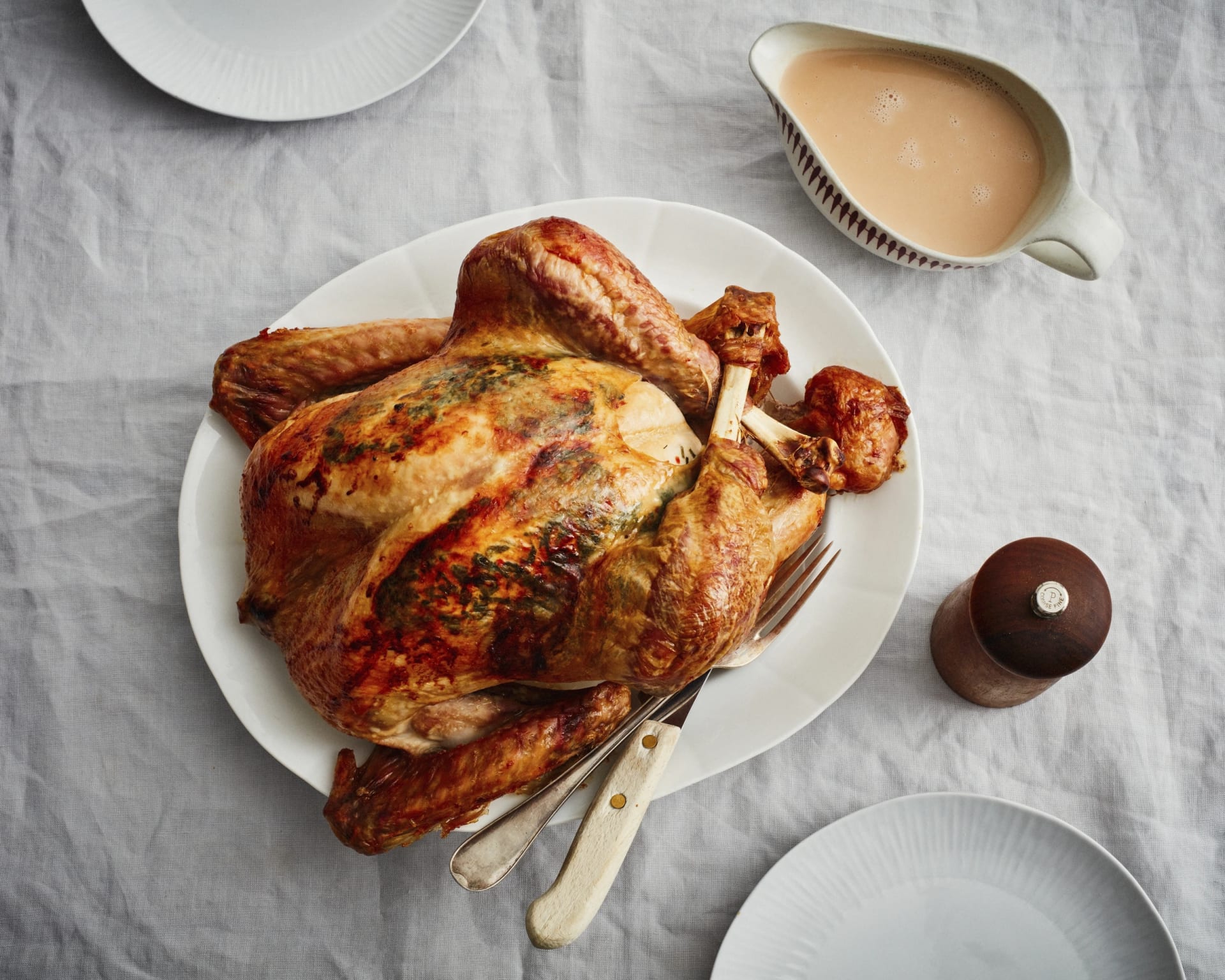 Helstekt kalkon med salvia, citron och vitlök