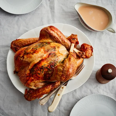 Helstekt kalkon med salvia, citron och vitlök