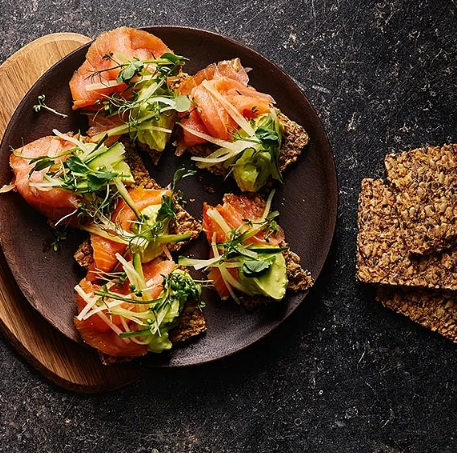 Fröknäcke med avokadokräm och lax