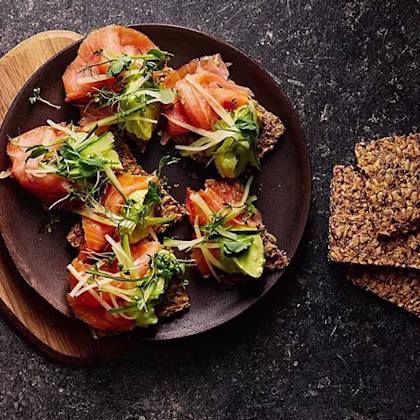 Fröknäcke med avokadokräm och lax