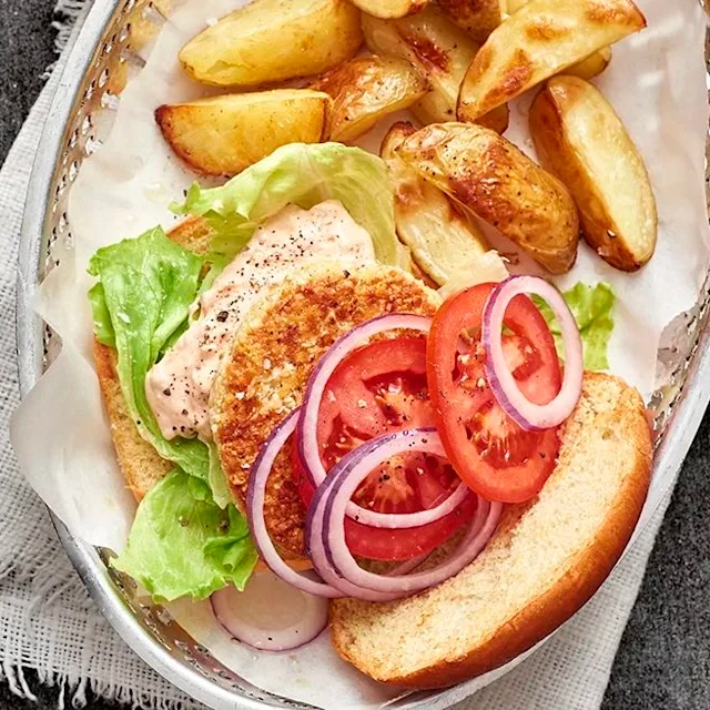 Cashewburgare med gurkyoghurt