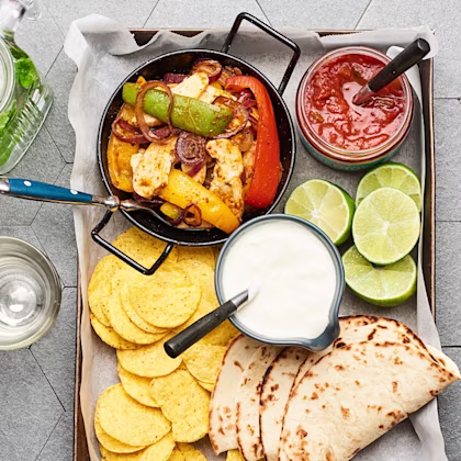 Fajitas med gräddfil och salsa