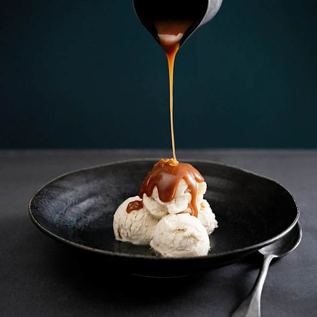 Vaniljglass med varm cider och kolasås