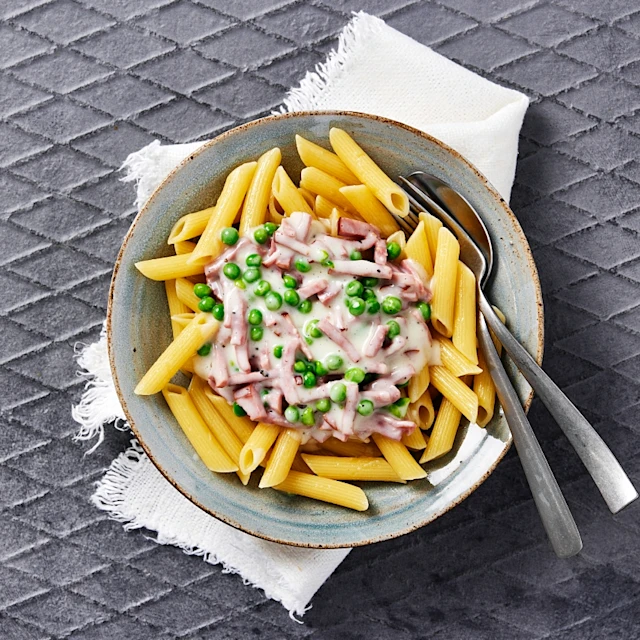 Pasta penne med strimlad skinka och ärtor