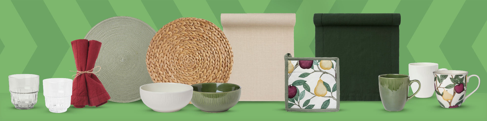 Olika köksprodukter som glas, servetter, tallrikar, skålar, grytlapp och muggar uppställda på rad. Klicka för att handla till dukningen.