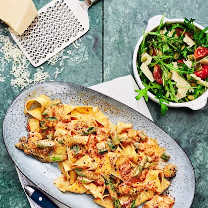 Sparrispasta med zucchini och soltorkad tomatsås