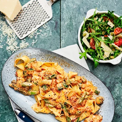 Sparrispasta med zucchini och soltorkad tomatsås