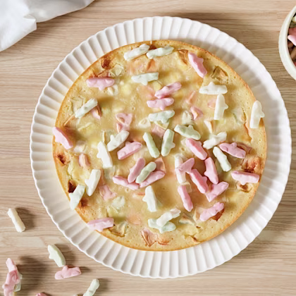 Vit kladdkaka med bilar