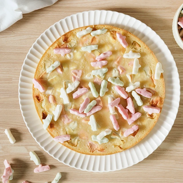 Vit kladdkaka med bilar