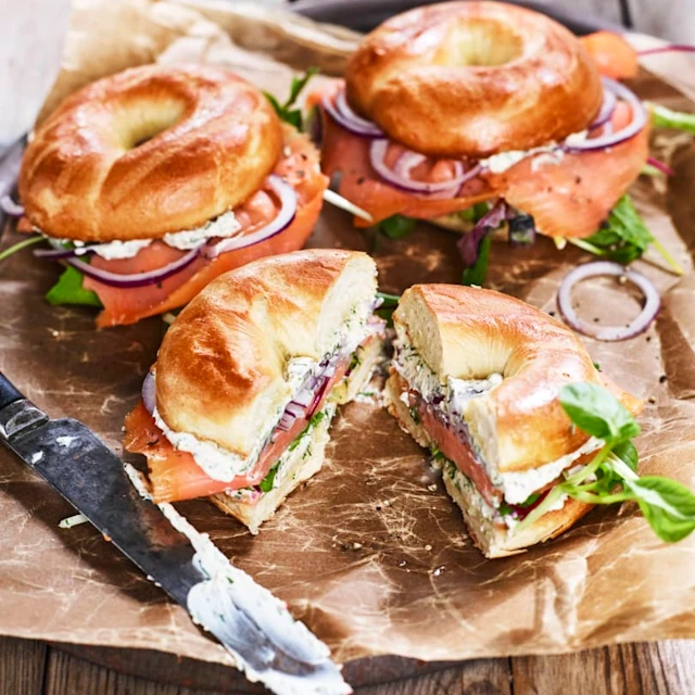 Bagel med lax, pepparrotskräm och gurka