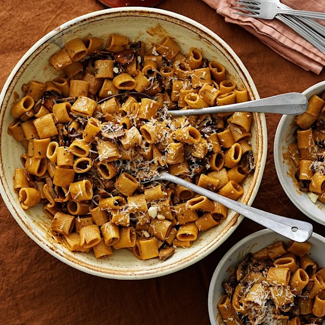 Krämig pasta med svampragu upplagt i djup tallrik