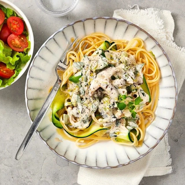 Oreganodoftande svamppasta med tomatsallad