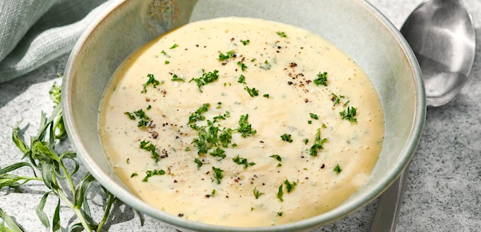 Bearnaisesås i skål med dragon som dekoration.