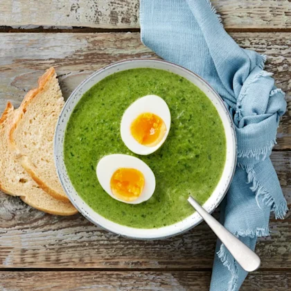 Spenatsoppa med ägg och bröd