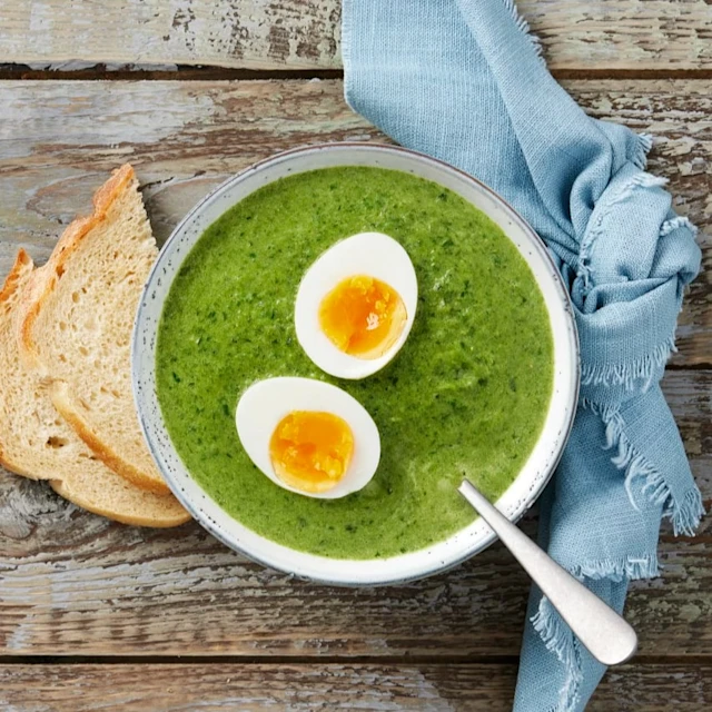 Spenatsoppa med ägg och bröd