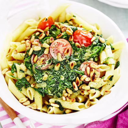 Krämig spenatpasta med rostade pinjenötter