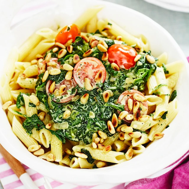 Krämig spenatpasta med rostade pinjenötter