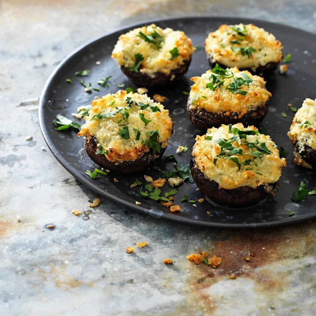 Fylld grillad portabello med örtfärskost