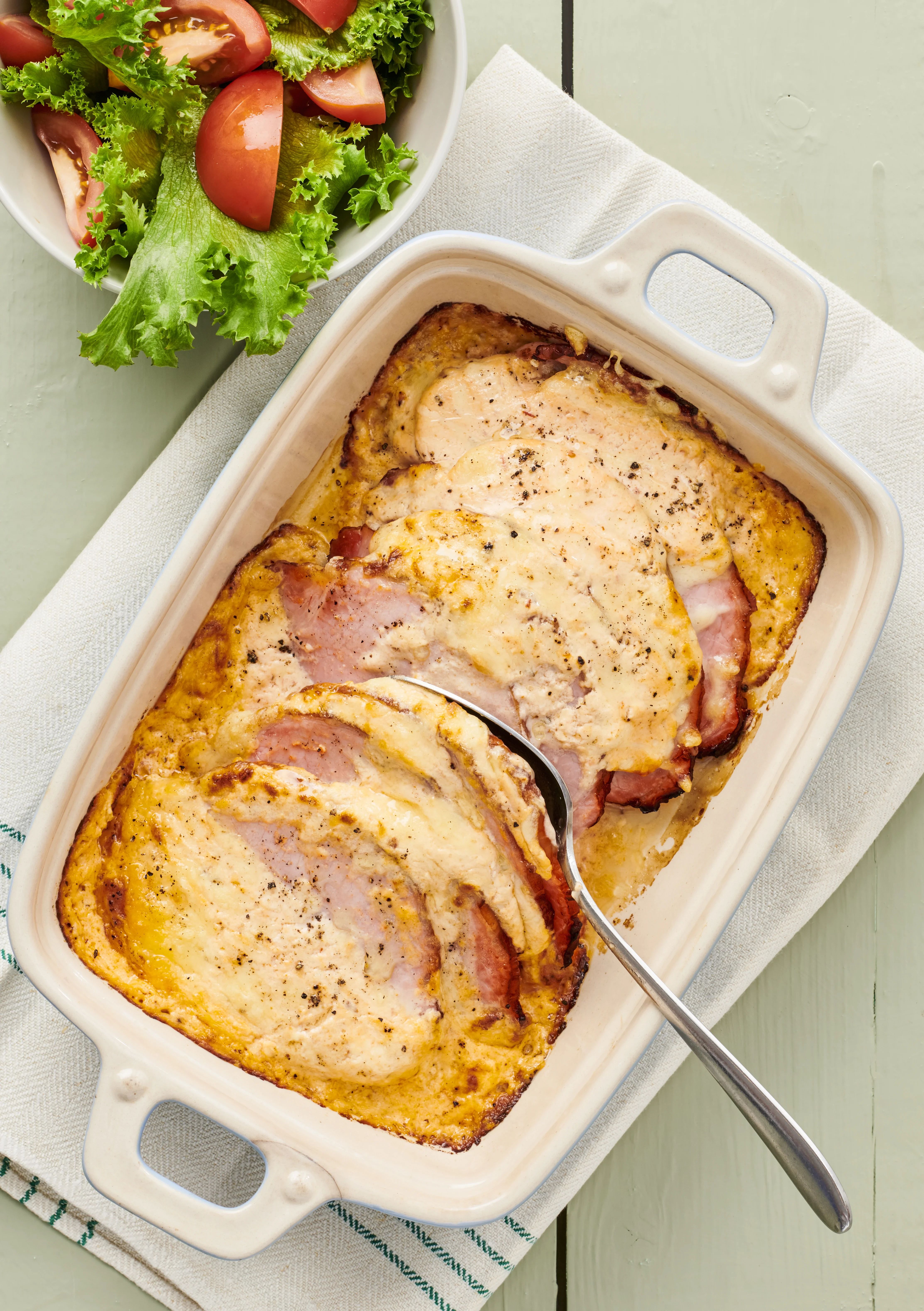 Ostgratinerad kassler och tomatsallad