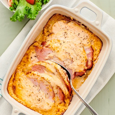 Ostgratinerad kassler och tomatsallad