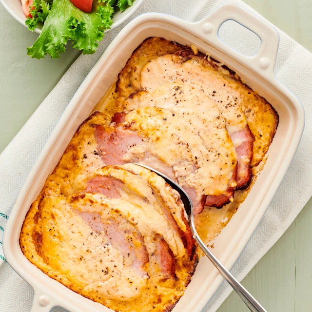 Ostgratinerad kassler och tomatsallad