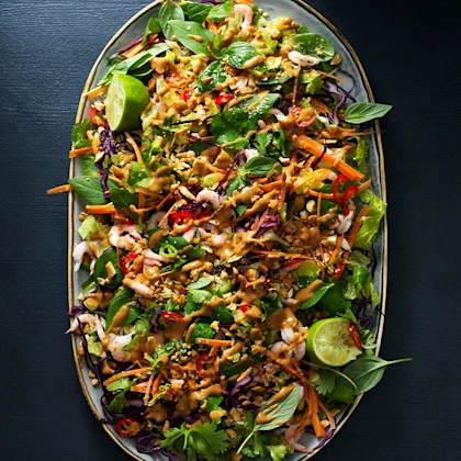 Asiatisk räksallad med jordnötsdressing