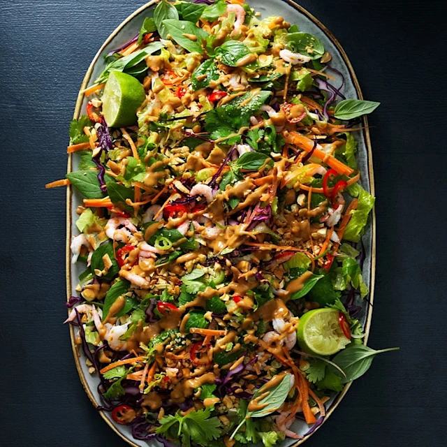 Asiatisk räksallad med jordnötsdressing
