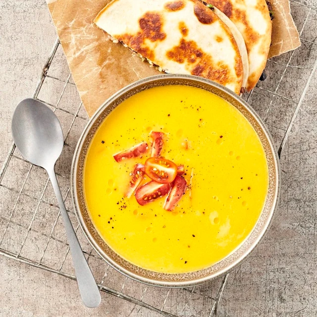 Morotssoppa med citrongräs och quesadillas