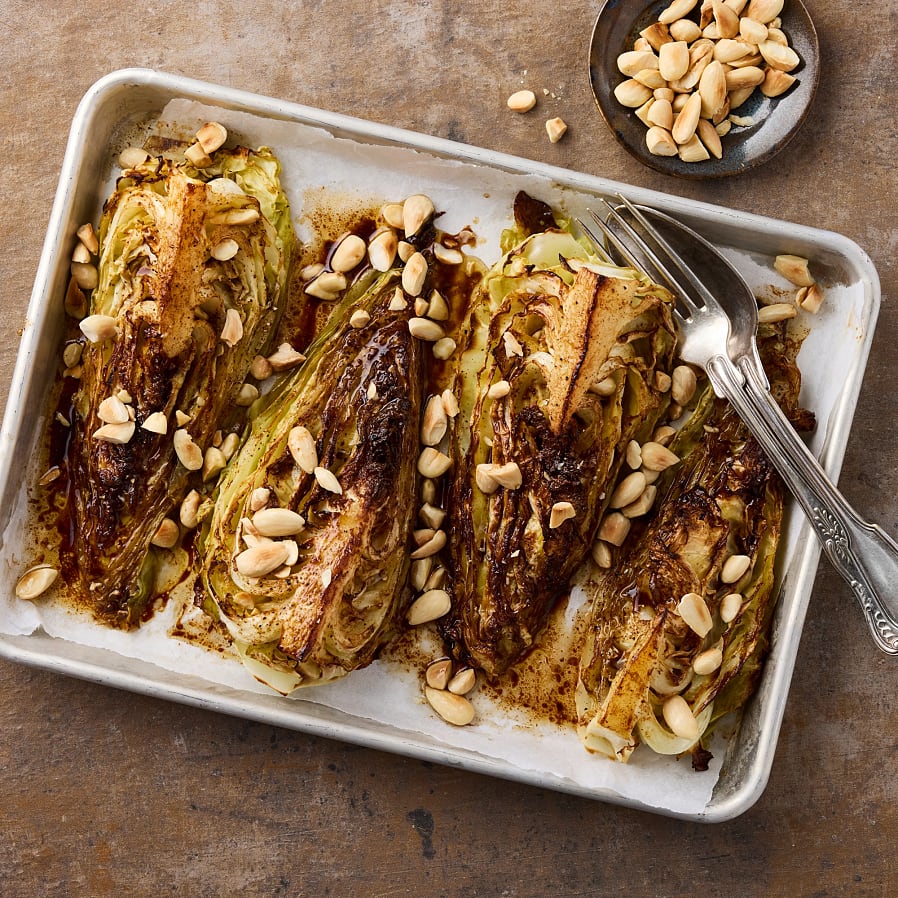 Plåt med uppskuren spetskål. Grillad i ugnen med mandel. 