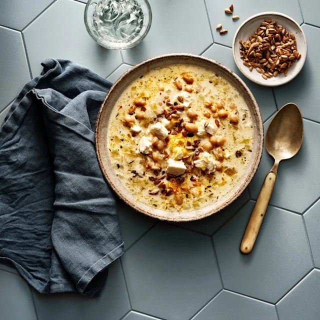 Vit bönsoppa med frö- och fetatopping