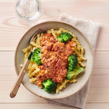 Pasta med bacon i tomatsås