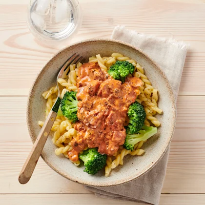 Pasta med bacon i tomatsås